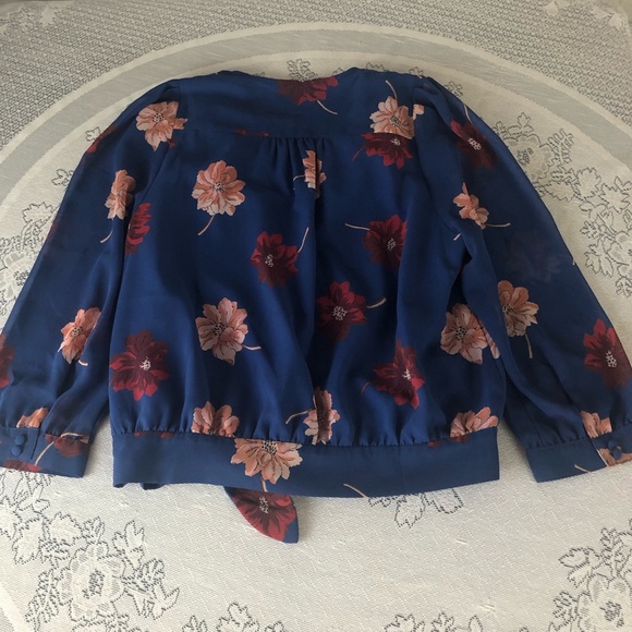 SHIRT - Women's Madewell blue mock wrap blouse with red and pink floral print. - Picture 16 of 16